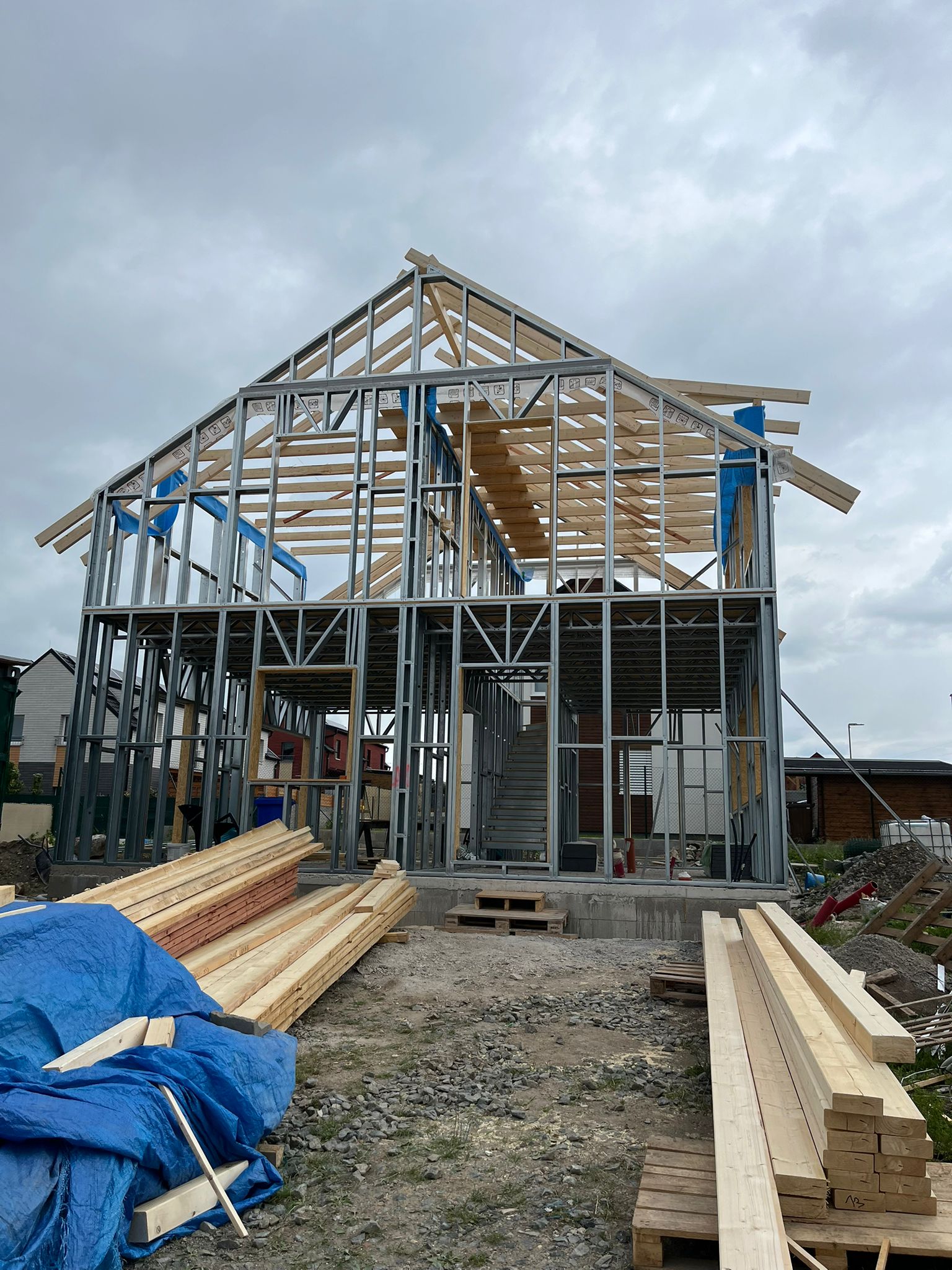 Před — ocelová konstrukce