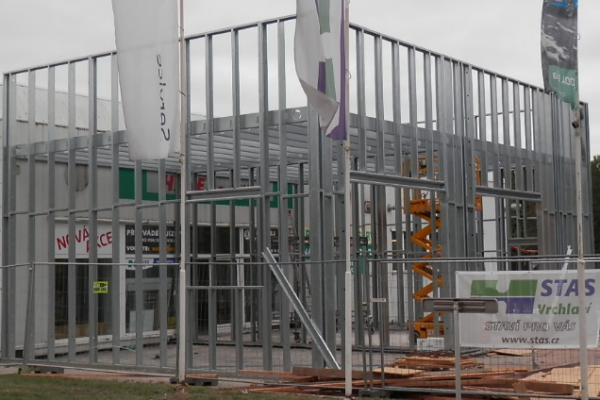 Přístavba autosalonu Havex – realizace BORABELA, tenkostěnná ocelová konstrukce